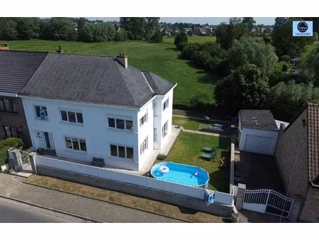 vernieuwde woning met 4 slaapkamers en tuin