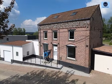 zeer ruime woning met 4 slaapkamers en 2 garages