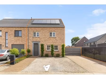 uiterst knap afgewerkte woning met 3 slaapkamers rustig gelegen op een perceel van 4a30ca 