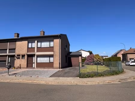 gezinswoning met 3 slaapkamers  garage en tuin op 428 m²