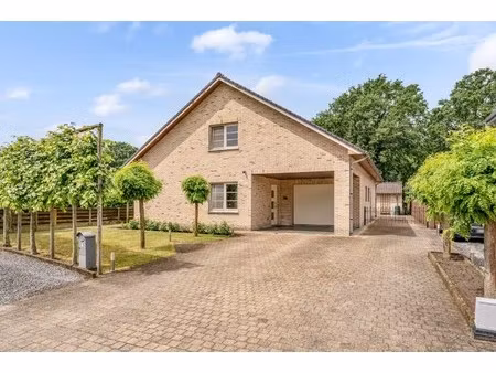 verrassend ruim   vrijstaand landhuis op een perceel van 6a18ca.
