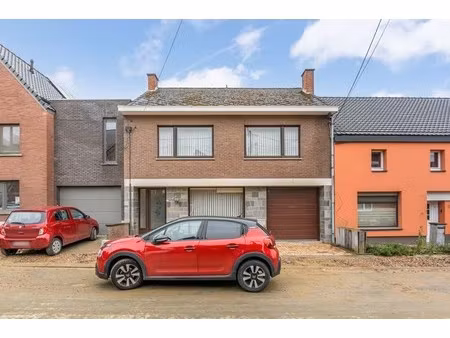ruime woning met garage in het centrum van waanrode