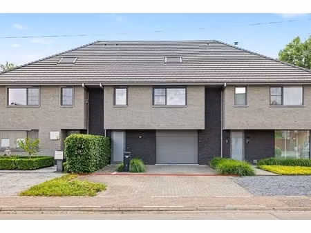 uitstekend gelegen gezinswoning met inpandige garage en mooi aangelegde tuin (430m²)