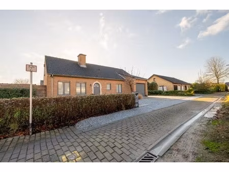 instapklare  gelijkvloerse villa in doodlopende straat te kuurne.