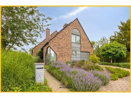 instapklare villa met 4 kamers en bureau op +/- 4a82ca