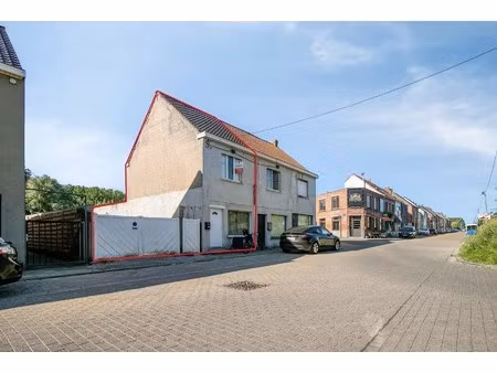 halfopen bebouwing met tuin nabij het station