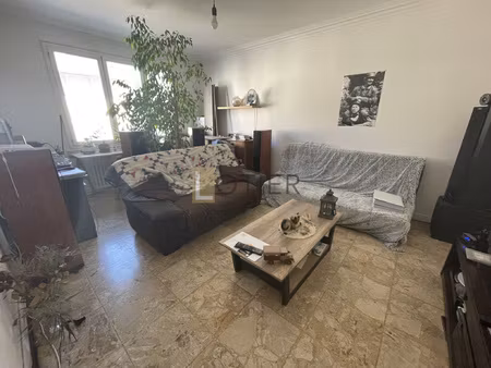 immeuble avec 1 local commercial et 1 t4