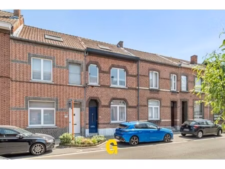 te renoveren stadswoning met karakter en leuk tuintje in een aantrekkelijke buurt vlakbij 