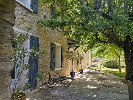 grand mas avec dépendances en campagne au milieu des champs