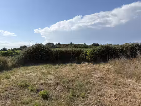 beau terrain constructible 1222m2 avec hangar de 49m2- fouzilhon-