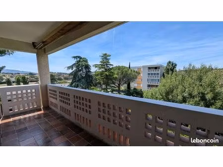 type 4 en dernier etage avec cave
