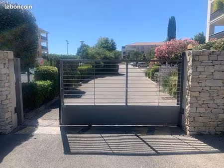 box fermé avec borne de recharge aix sud