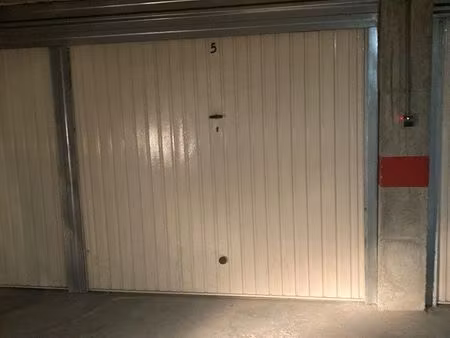 vends garage fermé  dans  parking souterrain avec télécommande