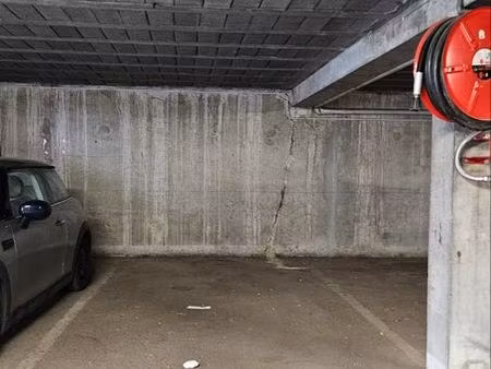 place de parking dans garage couvert sécurisé