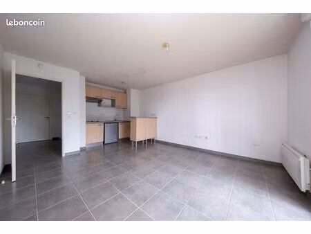 t2 rez-de-jardin 42 m² avec terrasse et 2 parkings – castanet-tolosan