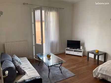 grand f1 de 35m2 avec un balcon dans le centre-ville