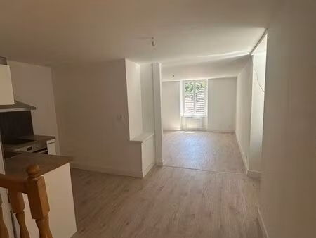 duplex t2 de 45 m² entièrement rénové - cuisine équipée - ornans centre