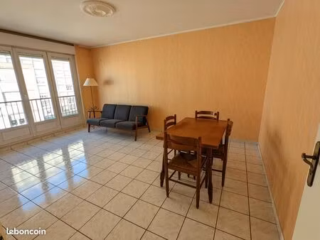 t4 meublé avec balcon – quartier clairmarais