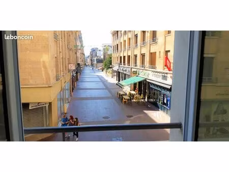 tres grand 2 pièces 60m2 rue des carmes - centre piéton  au dessus des arcades  vue degage
