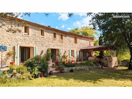 mas en pierres 200m² — 1 hectare — piscine — vue village classé — 15 min uzès