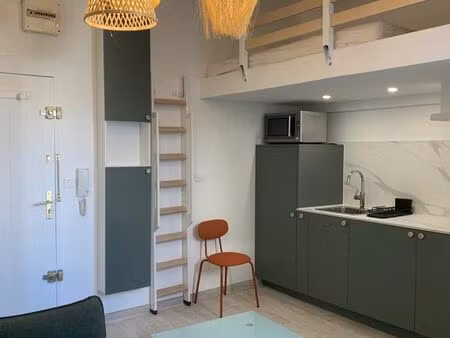 joli studio meublé disponible à la location