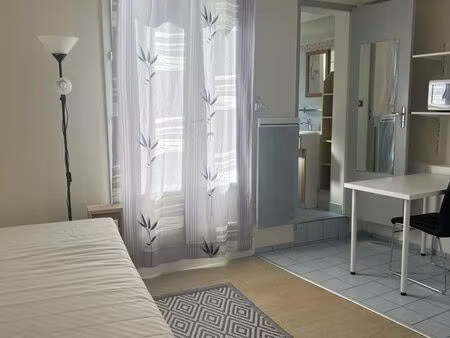studio meublé plein centre . très bien situé