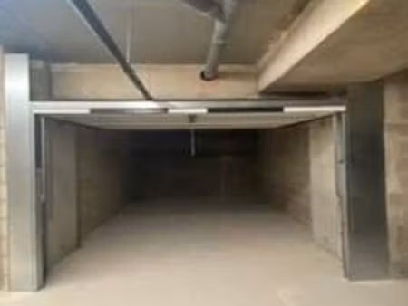 location une place de parking pour moto 2 roues dans un grand box fermé et partagé..