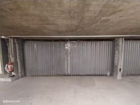 loue à partir du 1er juillet très grand box fermé très bien situé dans le centre de st man