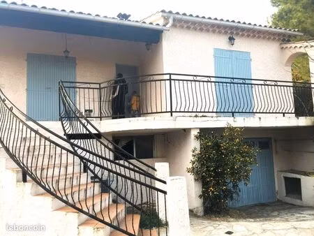 jolie maison mitoyenne d'un coté proche centre avec garage