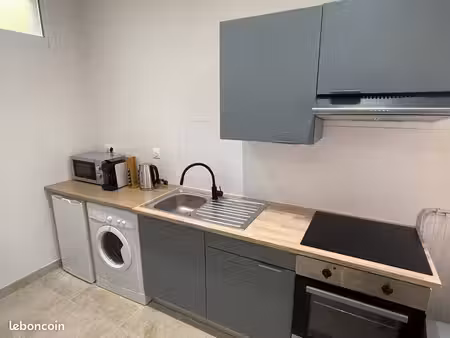 studio meublé avec terrasse - coté port n1