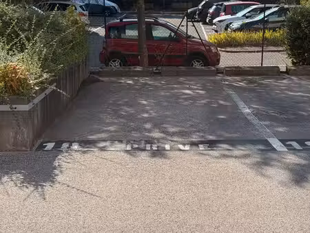 place parking extérieure caluire / métro cuire (clinique protestante)