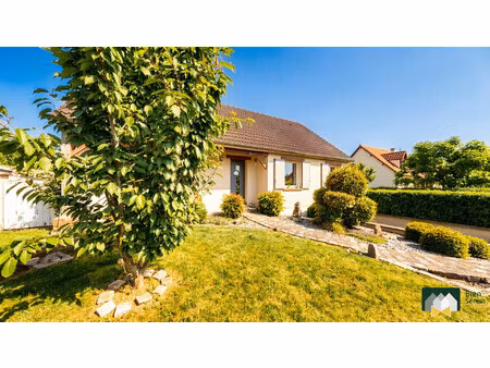 maison lumineuse de plain-pied avec piscine  terrasse et sous-so