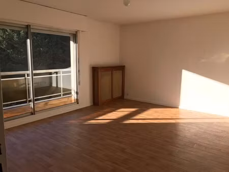 appartement t3 avec balcon  cave et parking à gradignan