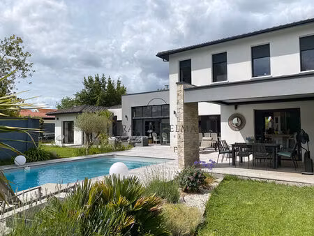 maison non mitoyenne sur grande parcelle avec piscine et garage - mérignac