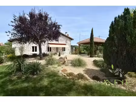 ? maison avec dépendance dans un hameau paisible – idéal f
