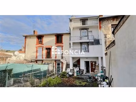 immeuble de 174m² divisée en deux logements