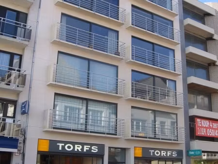 instapklaar appartement met twee slaapkamers en terras gelegen op het stationsplein. op he