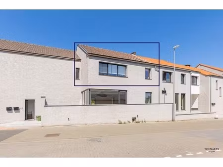 rustig gelegen appartement met 3 slaapkamers en terras in heers.