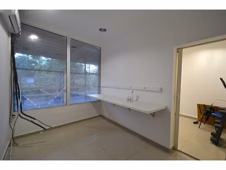 bureau rénové en rdc zone franche