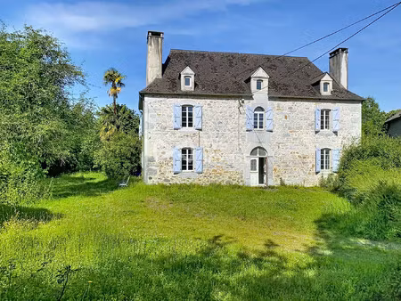 corps de ferme avec son étang