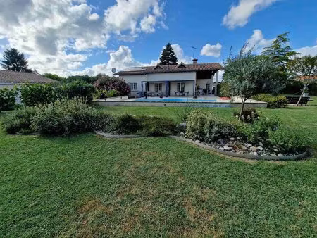 maison avec 3 chambres des dépendances et une piscine