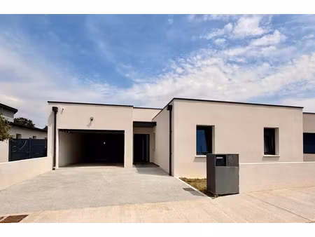 exclusivité élégante villa contemporaine de plain-pied aux prestations premium