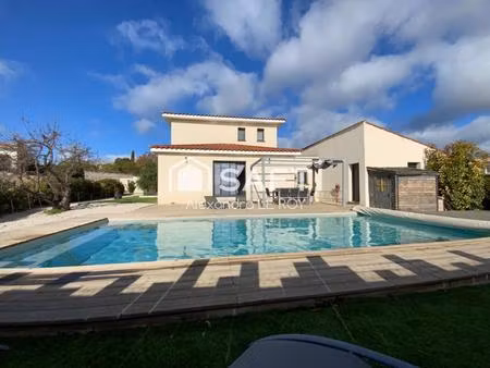 223 m² de confort moderne dans un cadre paisible.