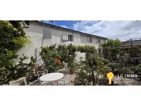 maison charentaise 167 m2  5 chambres  gîtes  2000 m2 terrain