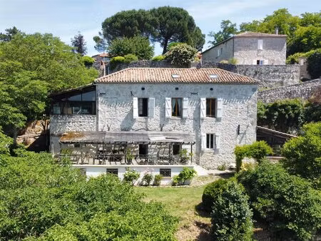 propriété de caractère avec vue dominante et jardin en terrasses proche de nérac  lot et..