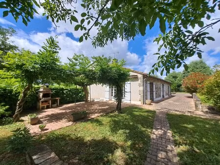 maison de caractère en pierre avec terrain clos et arboré .