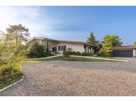 aux portes du golf  plus de 3 200 m2 de quiétude pour une vr