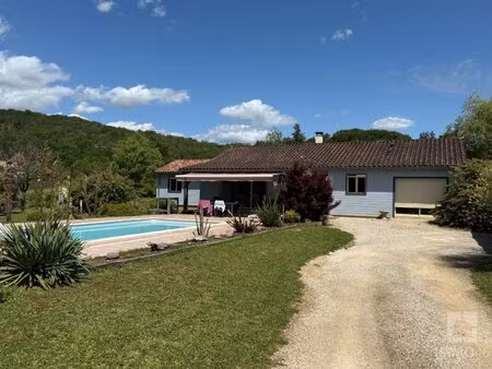 maison contemporaine en bardage bois et piscine