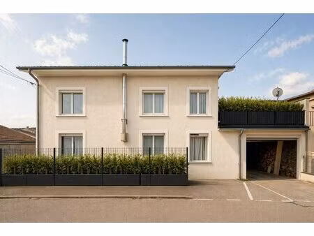 charmante maison de ville avec terrasse et garage.