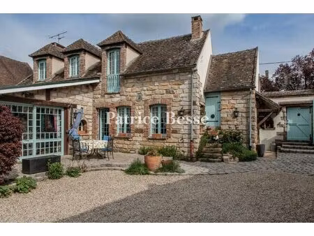 à 1 h 15 de paris  dans un village bourguignon  un ensemble de deux maisons  ses...